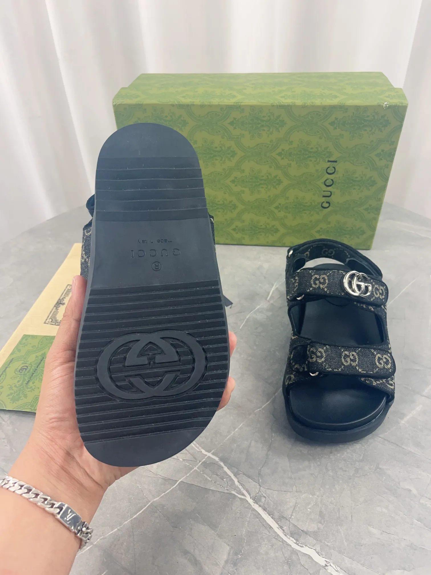 👟👟Ex-factory price 520👟👟 2024 Gucci presbyopic fabric sandals, Gucci special presbyopic canvas fabric with double G metal buckle, fabric: double G presbyopic/imported cowhide, lining: cow lining, outsole: rubber outsole, size: 35-42
